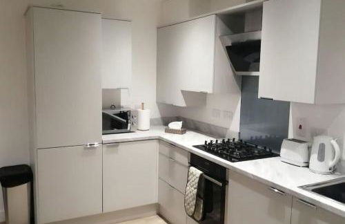 1 Bed Apartment Sleeps 2 - Parking & Wifi - Photo 40