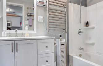 Cheerful 2-Bedroom with convenient Expressway access - Photo 7