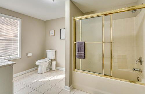 Lakefront Home with Yard and Deck in North Little Rock - Foto 13