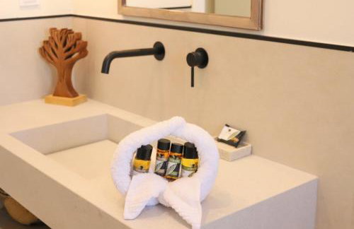 La Mer Bleue Beachfront Boutique Apartments - Photo 2