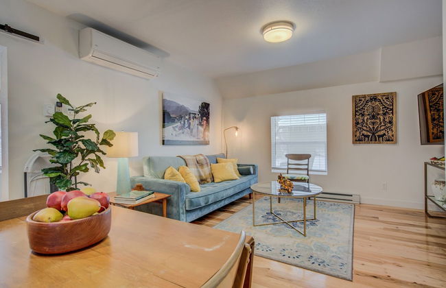 1BR Downtown Urbanitydining, Drink, Cafes & Escape - Photo 1