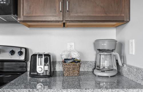 2BR Balcony Suite Gym & Pool Downtown at CityWay - Foto 28