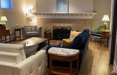 Pineapple House, Spacious 1st Floor Apartment! City Center! 96 Walk Score! FREE parking! - Foto 8