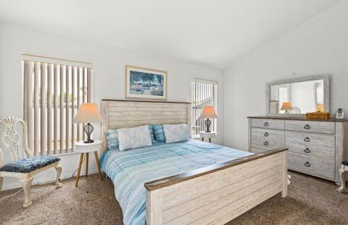 Sunny Getaway with Private Pool, Spa & Fenced Yard - Foto 11