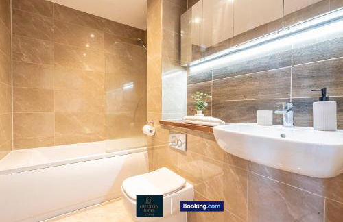 Luxury Retreat For 10 Short Lets & Serviced Accommodation Manchester with Hot Tub and Spacious Garden - Foto 55