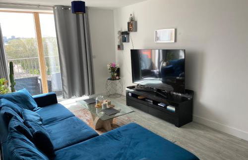 Entire Riverside Apartment with Balcony - Foto 1