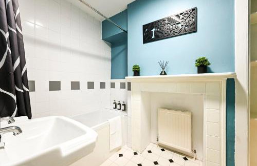 Central Canterbury Gem New Refreshed Decor Sunny Deck Outdoor Furniture FREE Parking 2BR 2BA TOP Location - Foto 64