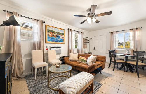 Echo Park Spacious Two-Bedroom Apartment with Private Yard and Parking - Foto 1