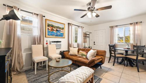 Echo Park Spacious Two-Bedroom Apartment with Private Yard and Parking - Foto 1