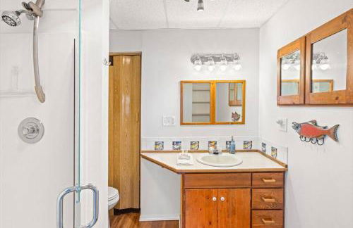 4BR waterfront home with beach access and views - Foto 31