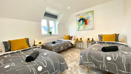 Stunning NEW Large 3 bedroom House - 5 Minutes to the nearest Beach! - Great Location - Garden - Parking - Fast WiFi - Smart TV - Newly decorated - sleeps up to 7! Close to Poole & Bournemouth & Sandbanks - Foto 2
