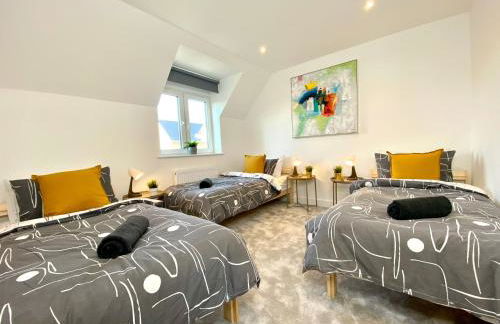 Stunning NEW Large 3 bedroom House - 5 Minutes to the nearest Beach! - Great Location - Garden - Parking - Fast WiFi - Smart TV - Newly decorated - sleeps up to 7! Close to Poole & Bournemouth & Sandbanks - Foto 2