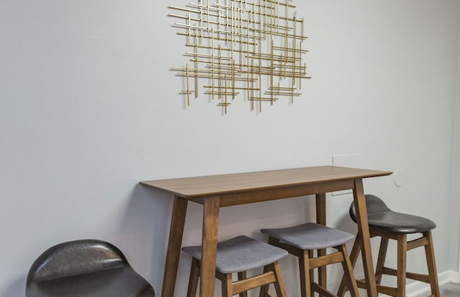 Savor the Homey Vibe at a Chilled Nest Five Min Downtown - Foto 12