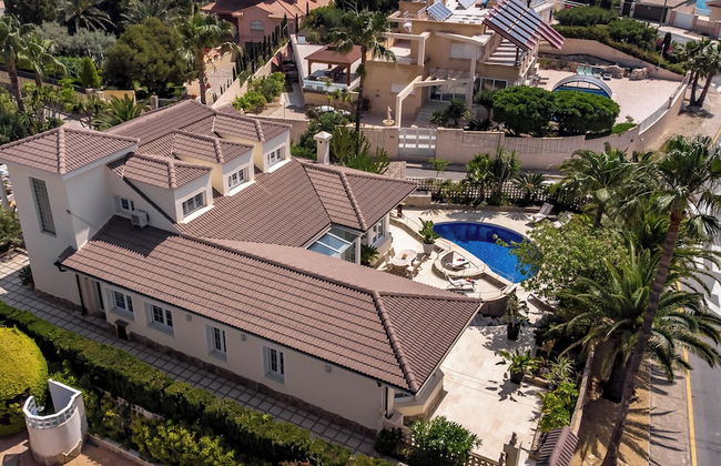 4bed Villa Sleeps 8- Pool, Garden, Bbq, Near Beach - Foto 47