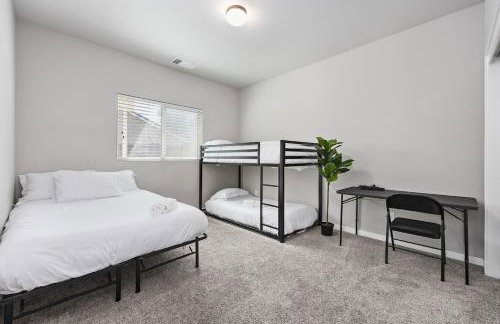 Spacious Home with Private Pool - Photo 10