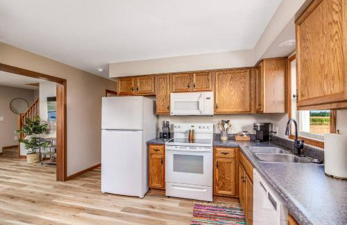 Boho Cleveland Bungalow - Sun-Drenched 2BR with Deck - Foto 11