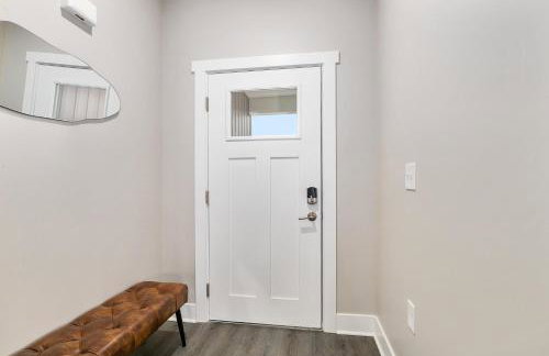 Modern New Build 2BR 2BA Condo w Garage and Patio - Foto 8