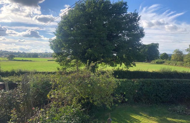 Charming Country Cottage in a Peaceful Location - Photo 1