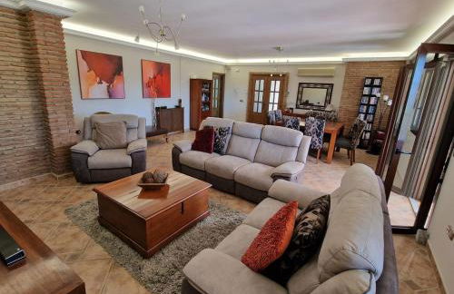 Exclusive Lakeside Villa with Private Pool & Total Privacy - Foto 16