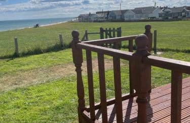 Stunning sea view beach front bungalow Bacton - Photo 2