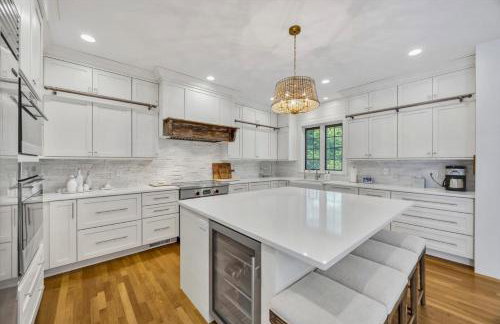 Stay 1 Block from Ocean at 7-Bed Retreat with Yard, Deck and Game Room, Host Up to 22 Across 16 Beds, Gas Fireplace, Gas Grill, Ample Parking, Walk to Menauhant Beach, Perfect for Family Getaway, 24 Hr Hospitality - Foto 26