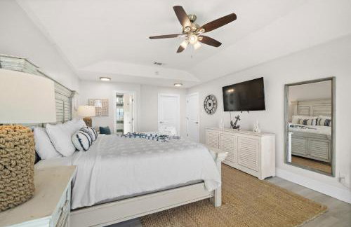 Oceanfront home with pool, large decks, fire pit and private walkover to the beach - Foto 17