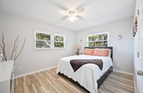 Wood Circle House - Dog Friendly with Fenced in Backyard - Foto 44