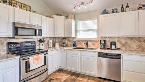 Unwind Poolside, Walk to Beach! Galveston Retreat - Foto 3