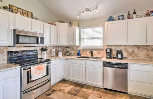 Unwind Poolside, Walk to Beach! Galveston Retreat - Foto 3