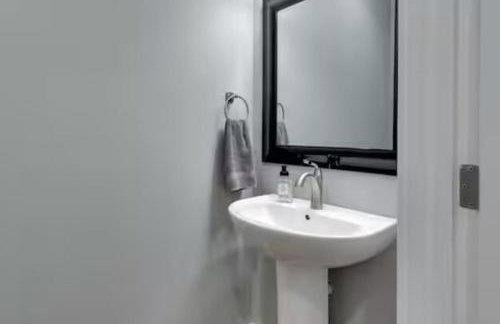 Modern Townhome Near Downtown walk to CWS! - Foto 13