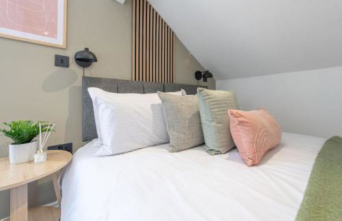 Stylish 2 Bedroom Flat Near Leeds Centre with Free Parking, Ideal for Contractors & Long Stays - NordStay - Foto 13