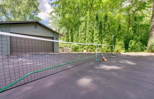 Lakefront Retreat with Views and Decks and Fire Pit - Foto 37