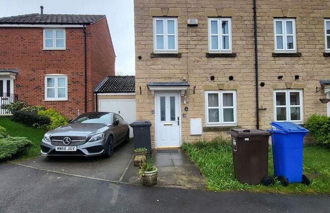 Large Modern House with Parking - Photo 79