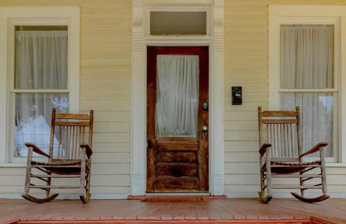 Wrap-Around Porch Uptown Stay-Pets Welcome! - Foto 10