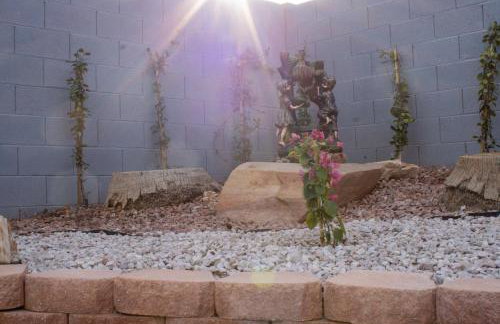 Heated Salt Pool, BBQ, Movie Projector, Stereo, Billiards Table, Arcade Game, Darts - Stone Sanctuary NW at Childrens Memorial Park, Pool Heat Optional - Foto 45