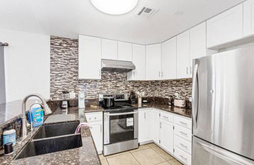 Vacation Home in Vegas w Pool 2 mile to Strip - Foto 18