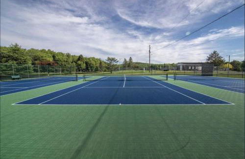 Family Pocono Gem by the lake with private sauna, hot tub, and huge game room - Foto 61