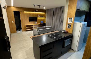 Flat confortável, a 200 metros da praia com estacionamento - Foto 1