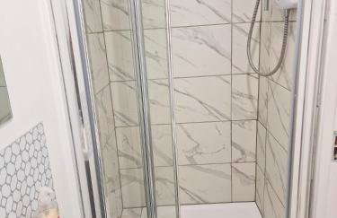 Contractors 3 Bed 2Bath House Free Off Street Parking for 2 Cars WiFi Stevenage Self Catering Sleeps 5 Guests By White Orchid Property Relocation - Foto 33