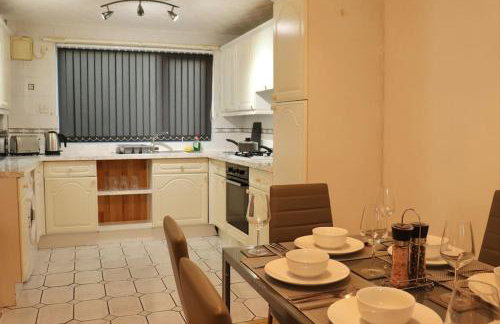 Lovely staycation with family FREE Parking & WiFi - Foto 19