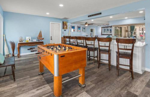 Pirates Den a 4BR Pet-Friendly Waterfront Oasis with Pool, Dock, Personal Water Boats, Fire Pit, Game Room and Bar - Foto 16