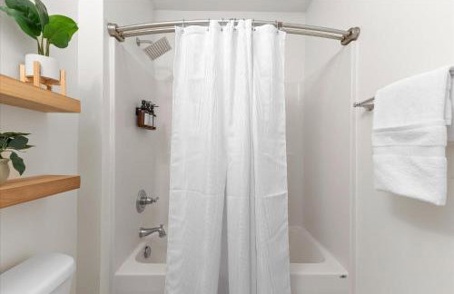 Steps Away From Mass Ave in Heart of Indy with Balcony - Foto 27