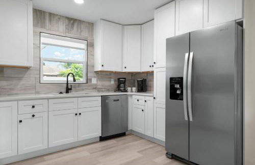 Serenity by the Sea! Cozy pool home with putting green & fire pit! - Foto 15