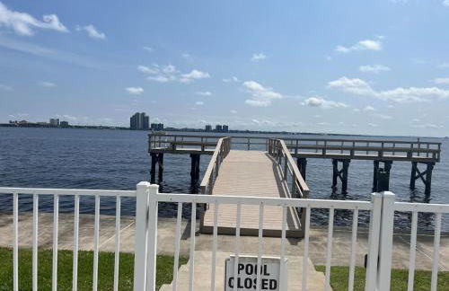 Gorgeous 2 Bedroom Waterfront Condo - Foto 34