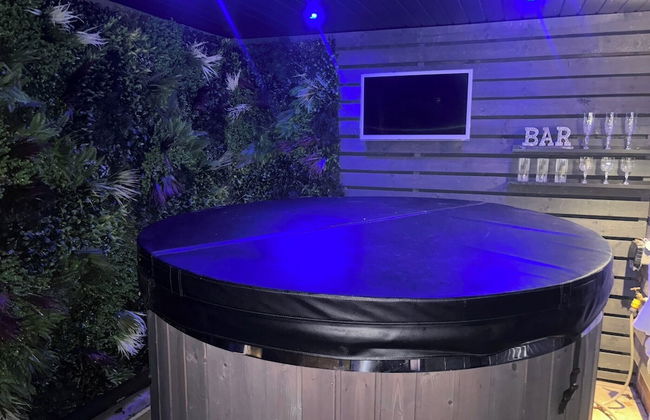 Sheffield-apartment-sleeps4-parking-hottub - Photo 25