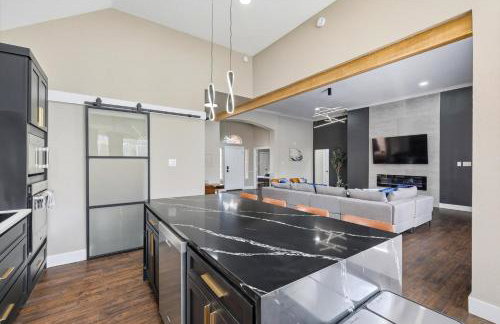 5BD 2BA Vacation Retreat w Pool Hot Tub & BBQ - Foto 17