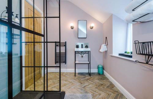 Castle Views cottage in historic village & woodfired hot tub - Photo 23