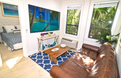 Palm Beach Paradise Walk to Beach Pool WiFi 86" TV WiFi - Foto 1