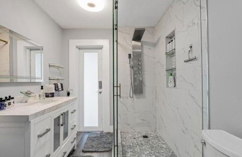 Luxe by Jenn - 3BR Retreat with Heated Pool - Photo 13