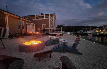 Waterfront retreat minutes from the beach - Foto 1